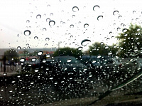 Как безопасно водить в дождь?